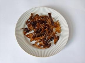 泡发好的木耳有面粉清洗，面粉可以洗去附着在木耳表面的杂质，再切成细丝。