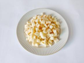 莲藕削皮切片再切成小块。