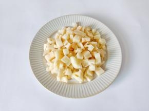 莲藕削皮切片再切成小块。