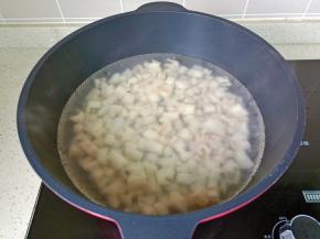 锅里放适量的清水烧开，放藕丁焯水一分钟捞出控干水份。