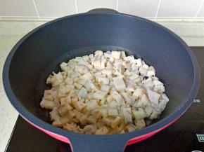 热锅凉油放入蒜炒香，再放藕丁翻炒。