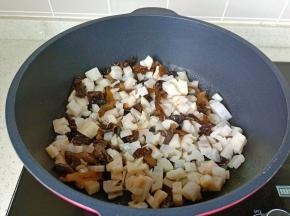 加入木耳翻炒一分钟。