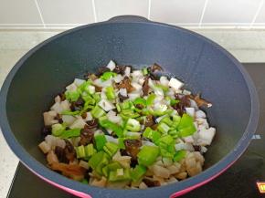 再加入青椒丁翻炒一会儿。