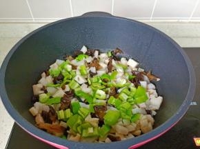 再加入青椒丁翻炒一会儿。