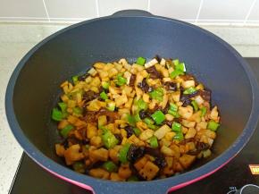 开大火快速翻炒均匀即可。