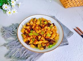 炒好的藕丁脆脆的，特别好吃。