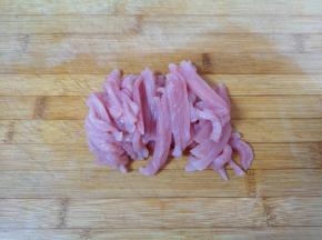 瘦肉切成丝。