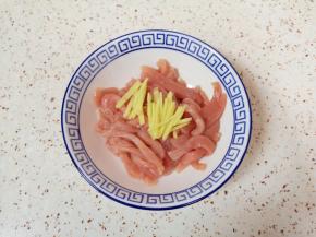 生姜片切成丝，加入肉丝里面搅拌均匀。