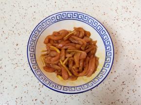 加入半勺料酒、1勺红烧酱油和少许盐，搅拌均匀腌制10分钟。