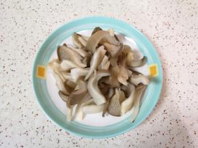 清洗干净挤干水分备用。