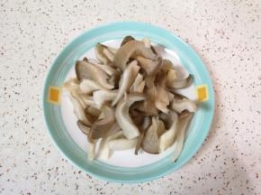 清洗干净挤干水分备用。