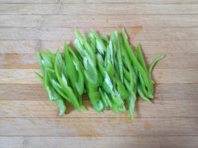 青椒洗干净去籽切成丝。