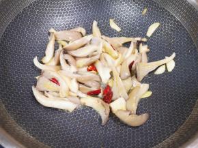 下入蘑菇翻炒均匀。