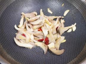 下入蘑菇翻炒均匀。