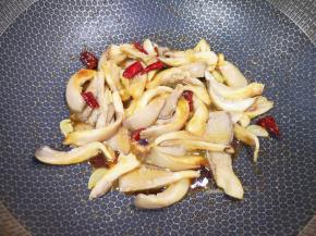 加入1勺红烧酱油翻炒至蘑菇变软。