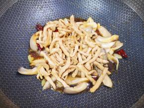 下入炒好的肉丝。