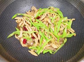 下入青椒丝翻炒至断生。