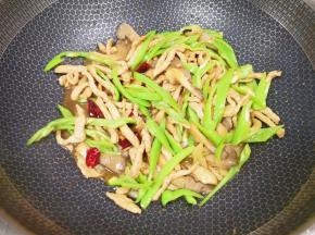 下入青椒丝翻炒至断生。