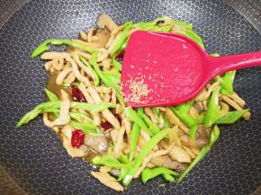 放鸡鲜调味料增加口感。