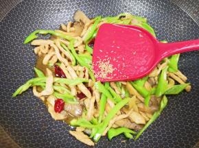 放鸡鲜调味料增加口感。