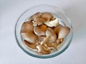 容器放适量的清水，放入平菇。