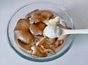 加一勺食用盐浸泡一下，再用清水冲洗干净。