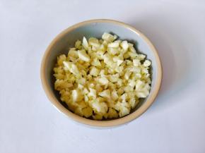 大蒜剥皮切成细末。