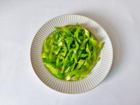 青椒对半切开去籽切成丝。