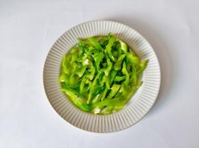 青椒对半切开去籽切成丝。