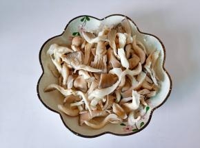 洗好的平菇撕成小块，挤干水分。