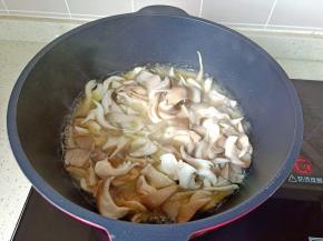 热锅凉油放入蒜泥爆香，再放入平菇翻炒。