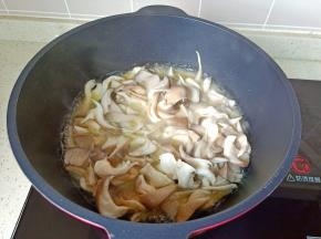 热锅凉油放入蒜泥爆香，再放入平菇翻炒。