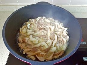 翻炒至平菇熟透。