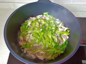 加入切好的青椒丝 翻炒。