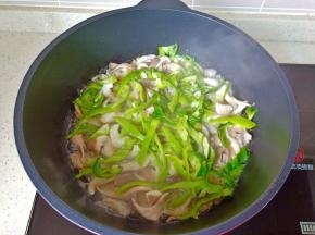 加入切好的青椒丝 翻炒。