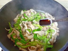 加入生抽一勺蚝油一勺。