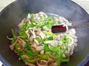 加入生抽一勺蚝油一勺。