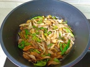 开大火翻炒均匀即可出锅。