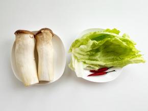 准备好食材，把杏鲍菇、生菜和小米椒洗净沥干水；