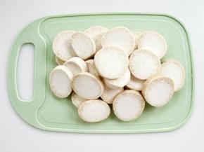 把杏鲍菇去掉顶部，切成厚片。