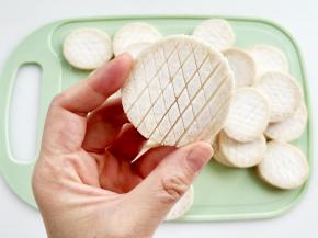 在杏鲍菇片的一面划菱形网格，注意不要划断。