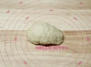 3、带PVC手套，揉成略光滑的面团。盖上保鲜膜醒发30分钟。