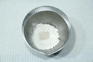 2、将A材料倒入盆中，j酵母不要和盐、糖接触。