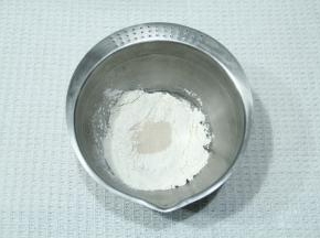 2、将A材料倒入盆中，j酵母不要和盐、糖接触。