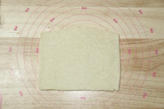 4、醒好的面团，擀开成薄长方形，厚度3-5毫米，喜欢成品长一些，擀开的时候可以尽量擀长一些。