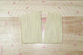 5、切成均匀长条，3-5毫米宽度，太细烤制容易弯曲，太宽成品会宽一些。