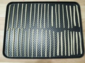 6、均匀排入烤盘。放入烤箱发酵档28度，发酵25分钟。