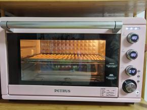 7、快发酵完成，取出烤盘，180度预热烤箱。放在预热好的烤箱中层位置，180度烤12分钟，上色满意可加盖锡纸。