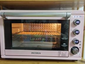 7、快发酵完成，取出烤盘，180度预热烤箱。放在预热好的烤箱中层位置，180度烤12分钟，上色满意可加盖锡纸。