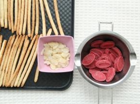 8、烤完取出冷凉。准备巧克力币和杏仁脆片。